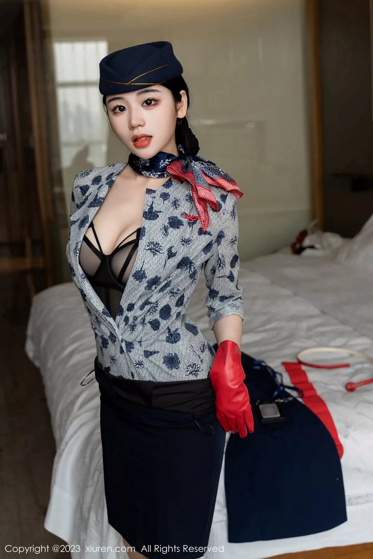 秀人集.com_[XiuRen秀人网]No.6790_模特汐汐爱吃草莓性感空姐制服露黑色内衣秀完美身材诱惑写真69P