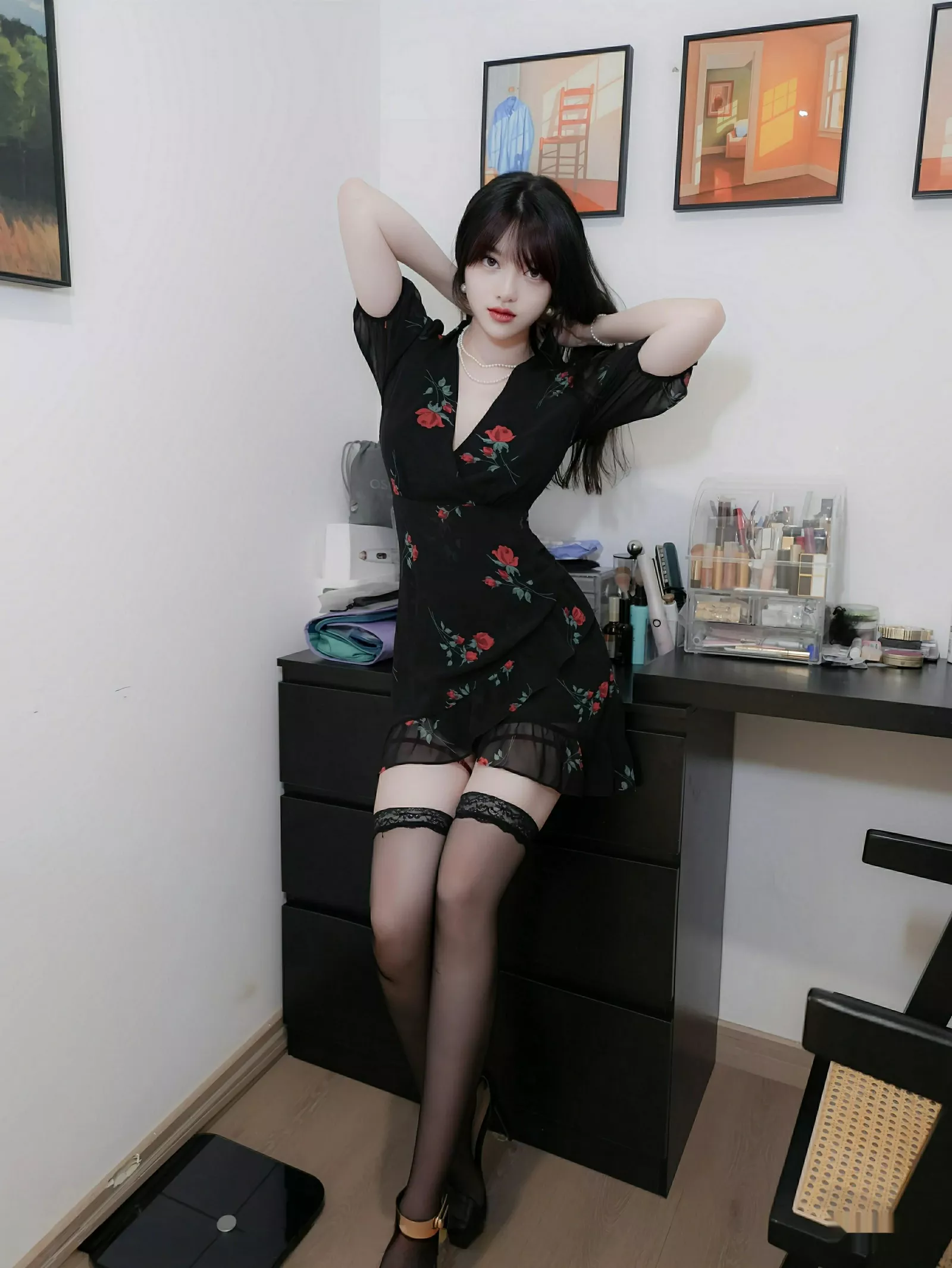 秀人集.com_[XiuRen秀人网]No.10586_模特白露lulu性感玫瑰黑裙露情趣内衣配黑丝袜秀曼妙身姿诱惑写真84P