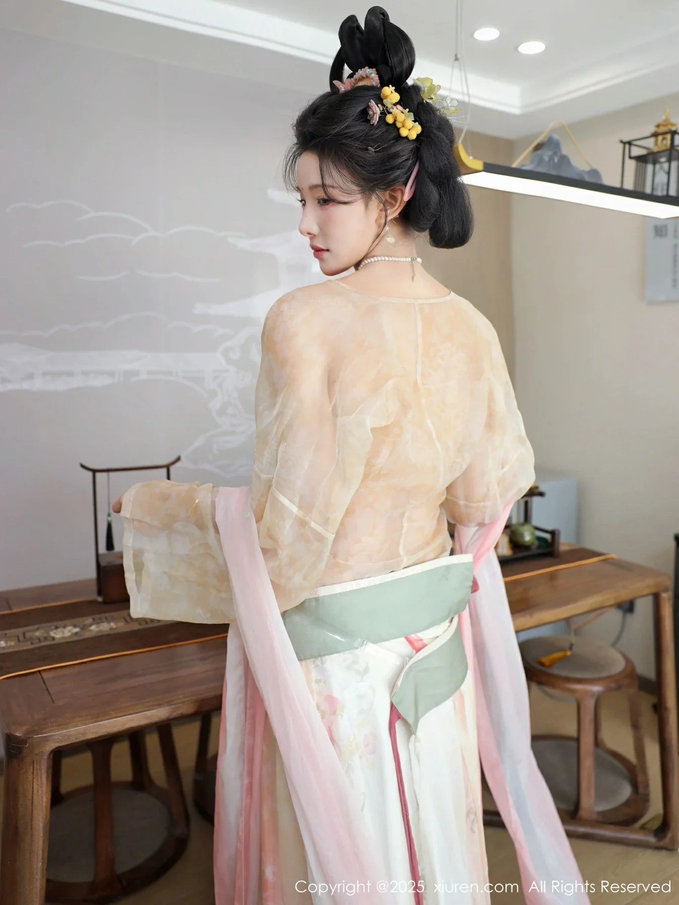 秀人集.com_[XiuRen秀人网]No.10645_模特梨霜儿古典主题性感浅色古装服饰秀丰腴身材迷人美腿写真82P