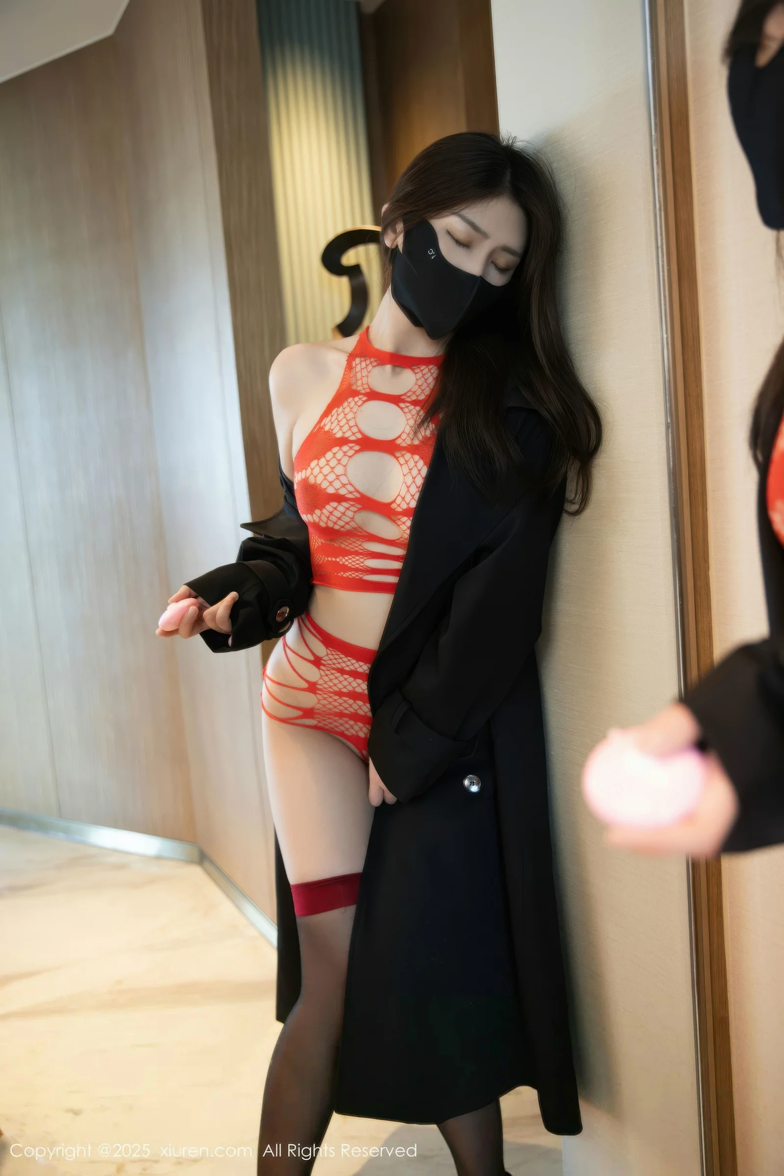 秀人集.com_[XiuRen秀人网]No.10652_模特刘婷婷性感黑色风衣露红色情趣内衣秀惹火身材撩人诱惑写真58P
