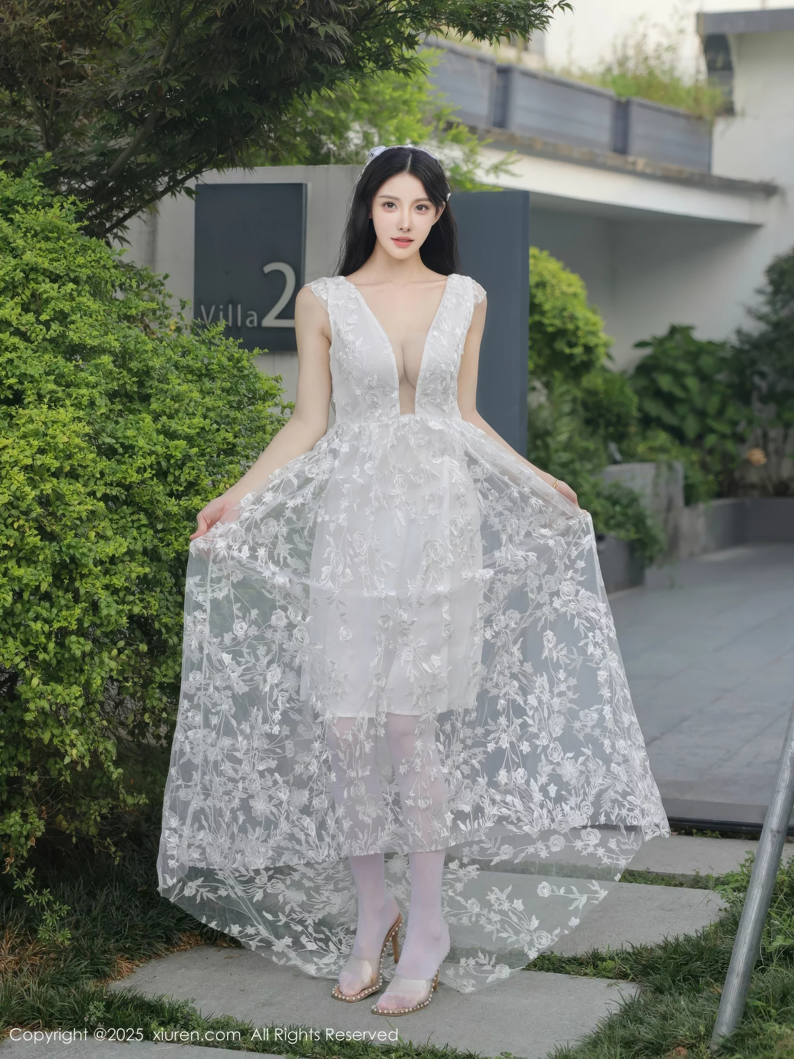 秀人集.com_[XiuRen秀人网]No.10661_模特梨霜儿性感低胸白色婚纱配白色丝袜秀丰腴身材完美诱惑写真82P