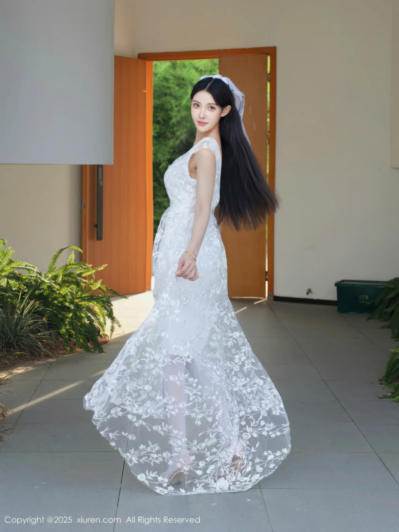 秀人集.com_[XiuRen秀人网]No.10661_模特梨霜儿性感低胸白色婚纱配白色丝袜秀丰腴身材完美诱惑写真82P