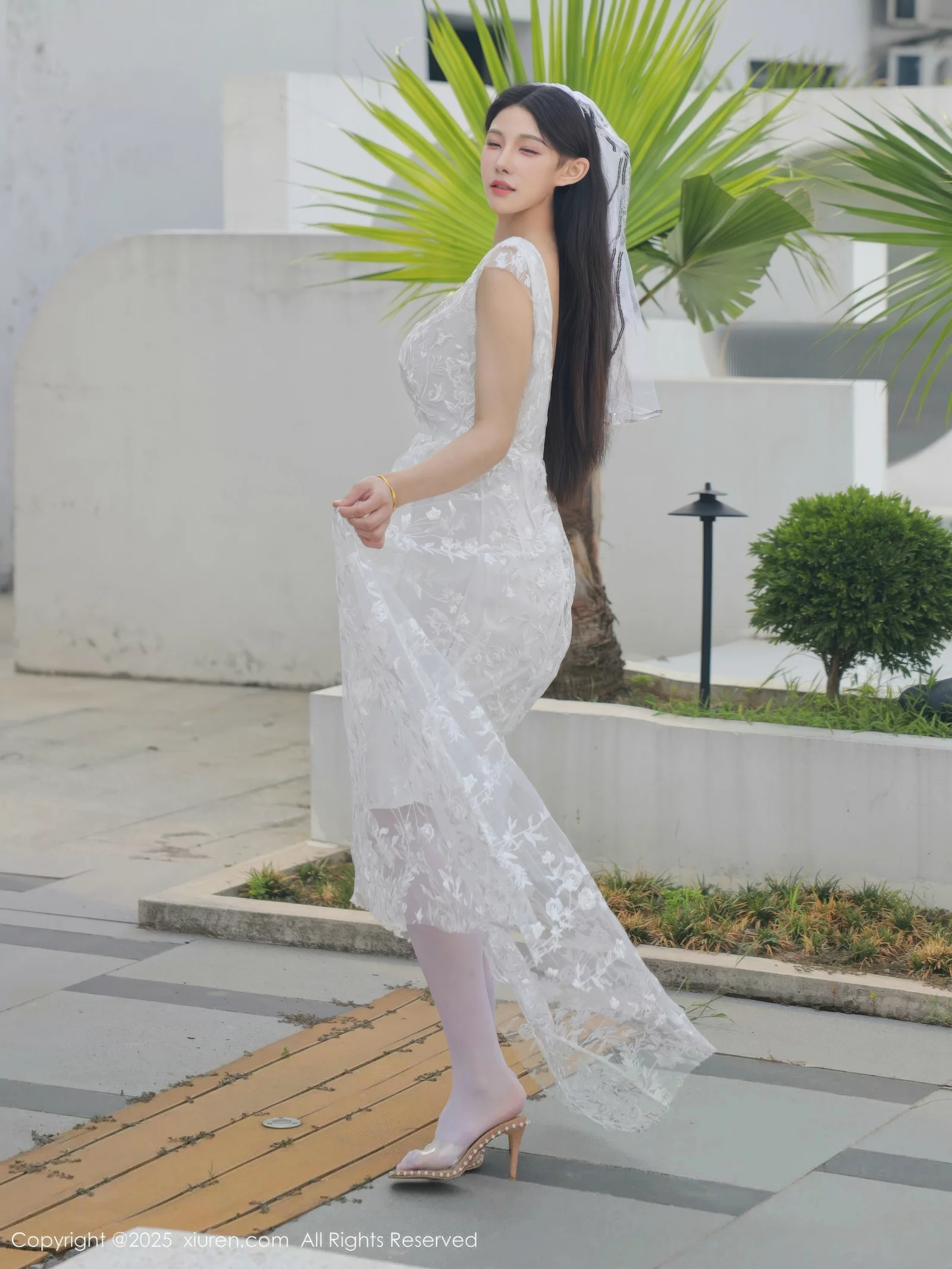 秀人集.com_[XiuRen秀人网]No.10661_模特梨霜儿性感低胸白色婚纱配白色丝袜秀丰腴身材完美诱惑写真82P