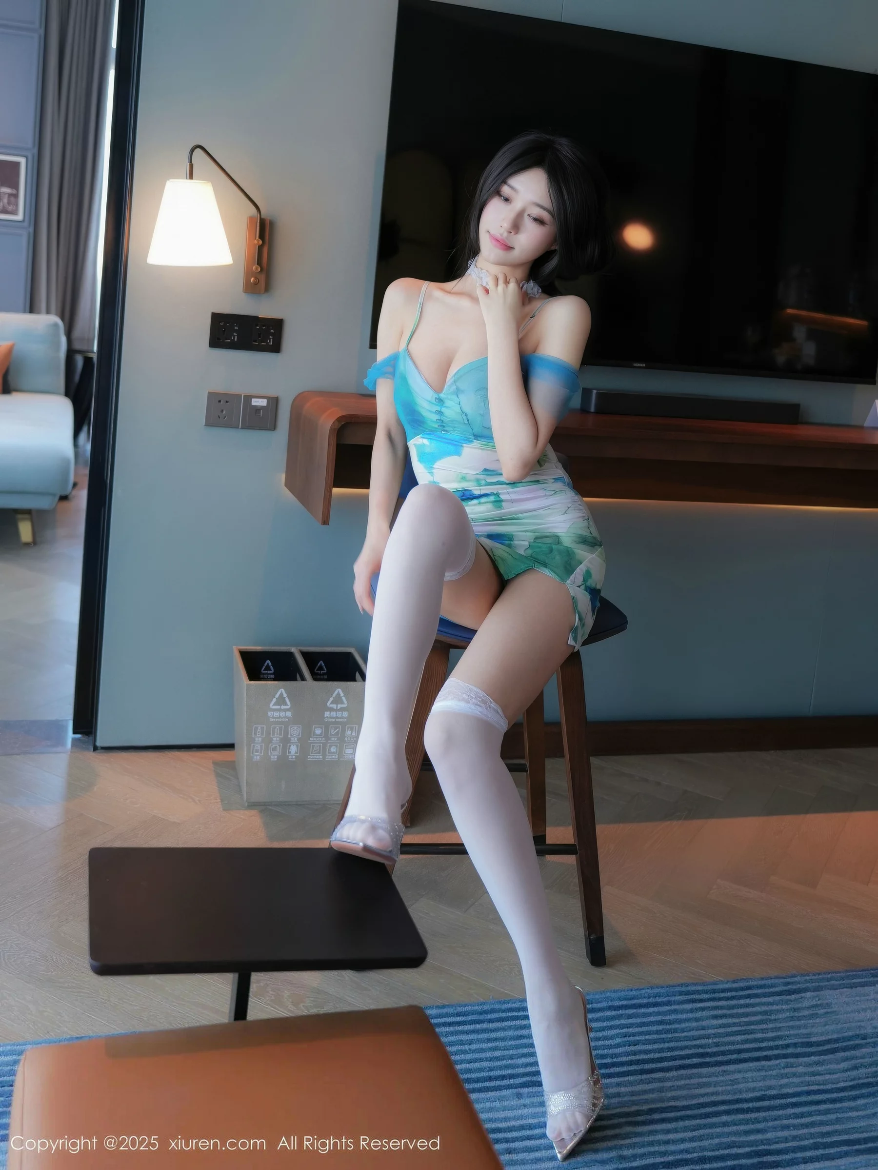 秀人集.com_[XiuRen秀人网]No.10859_模特shelly诗莉吖性感蓝色连衣短裙配白丝袜秀曼妙身姿诱惑写真76P