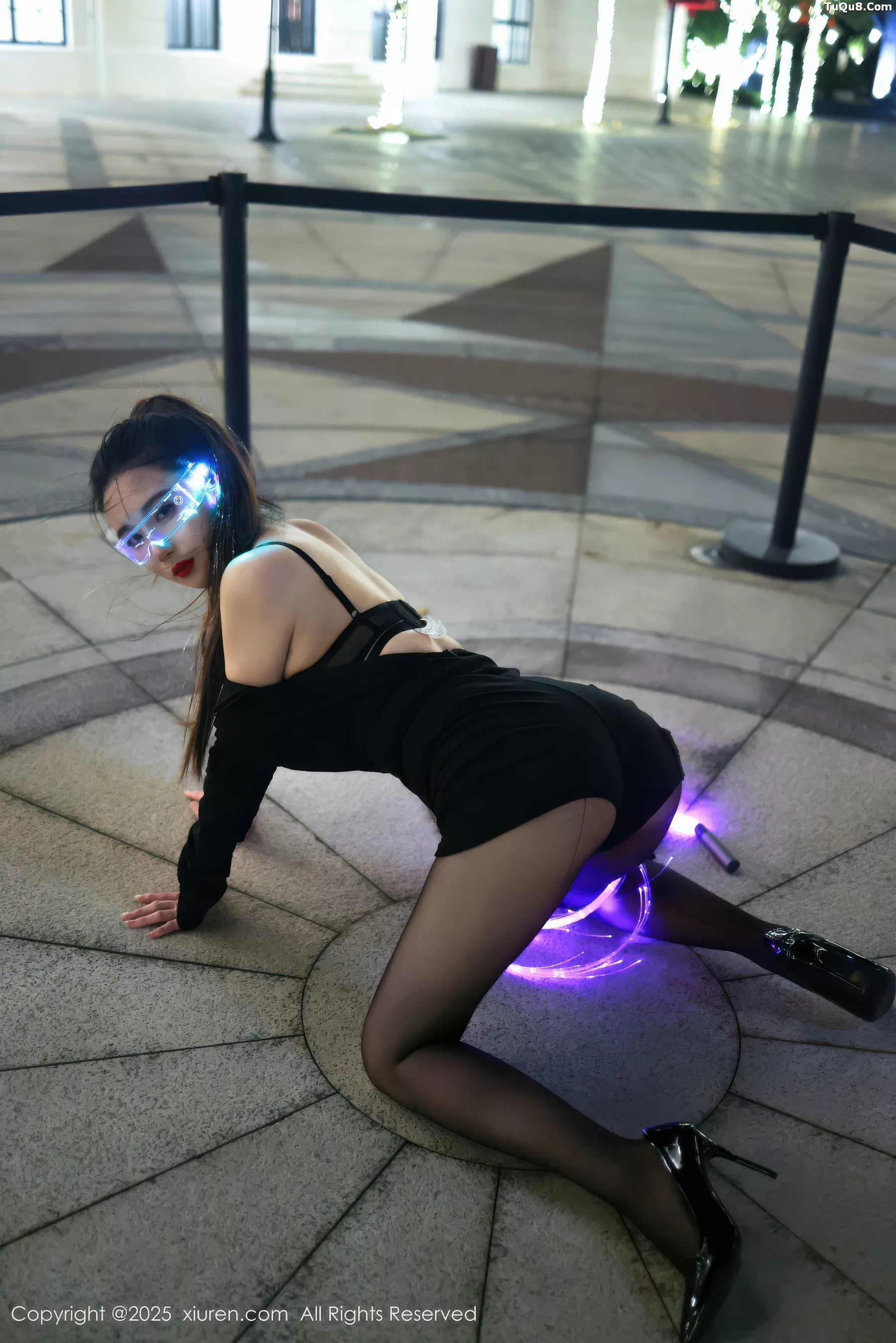 秀人集.com_[XiuRen秀人网]No.10936_模特小肉肉咪性感黑色连衣短裙配超薄黑丝秀凹凸身材诱惑写真77P