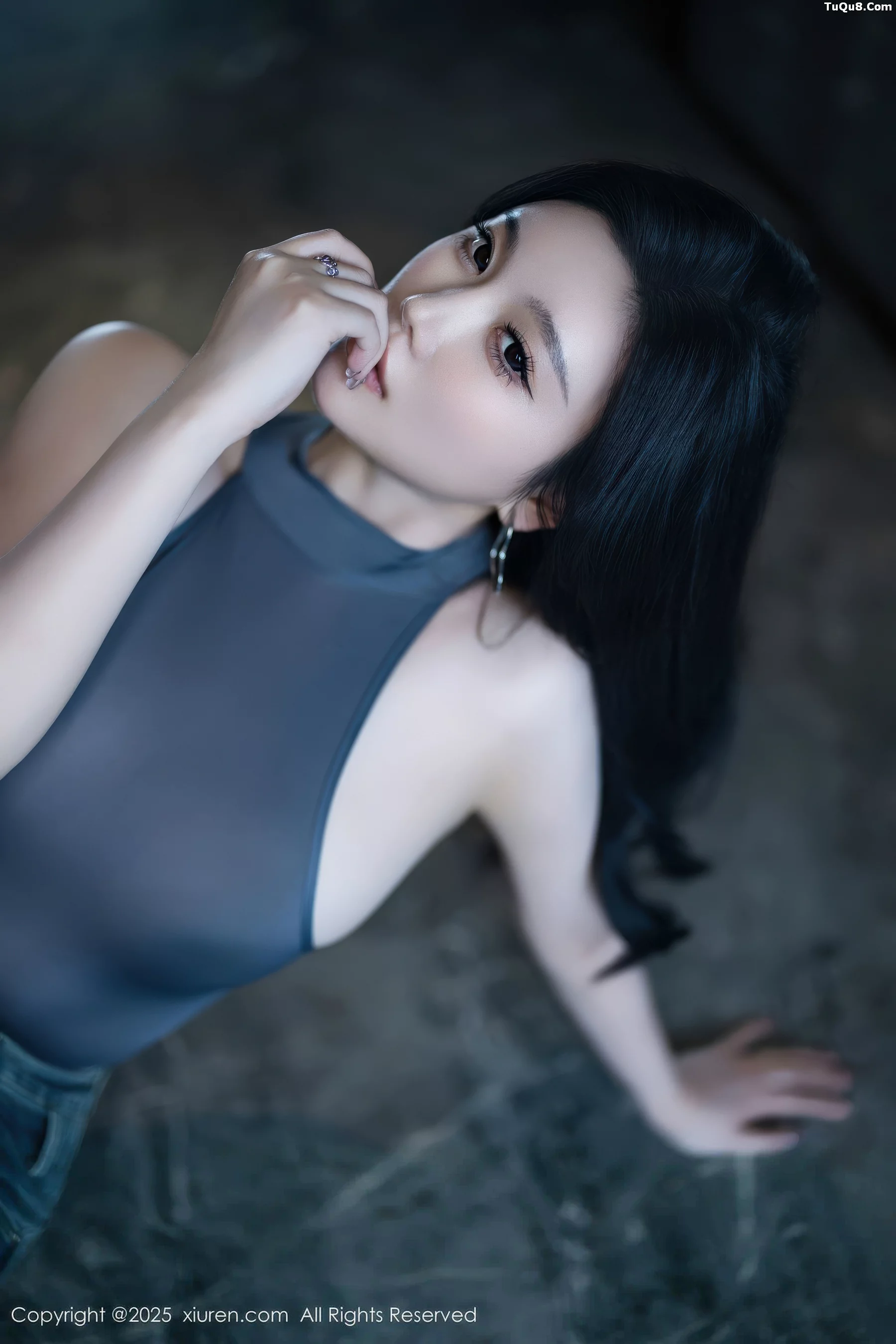 秀人集.com_[XiuRen秀人网]No.10952_女神CHENCHEN.性感灰色服饰配蓝色牛仔裤秀丰腴身材诱惑写真90P