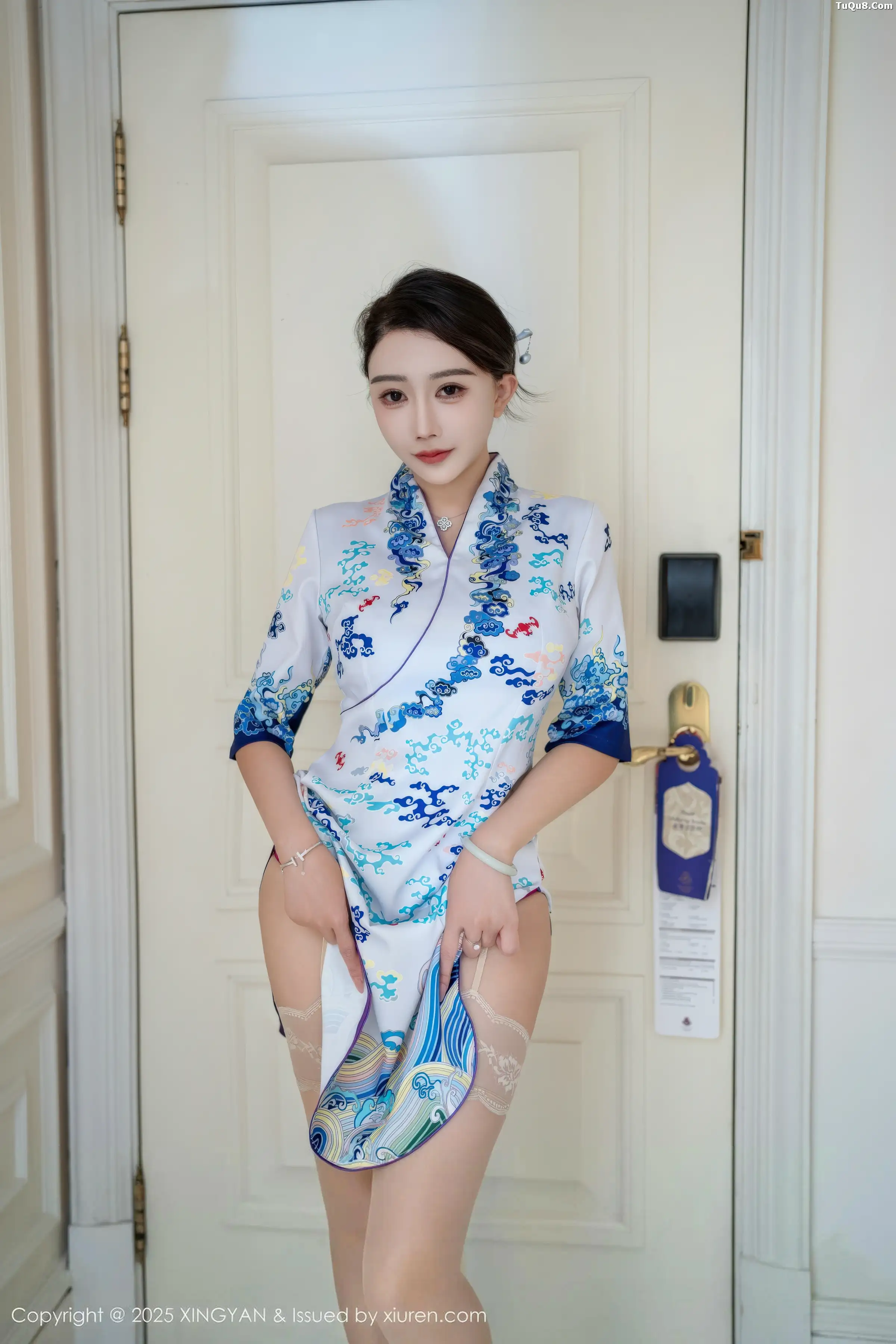 秀人集.com_[XINGYAN星颜社]VOL.435_模特李若汐浅色旗袍露红色内衣配超薄肉丝秀惹火身段诱惑写真76P