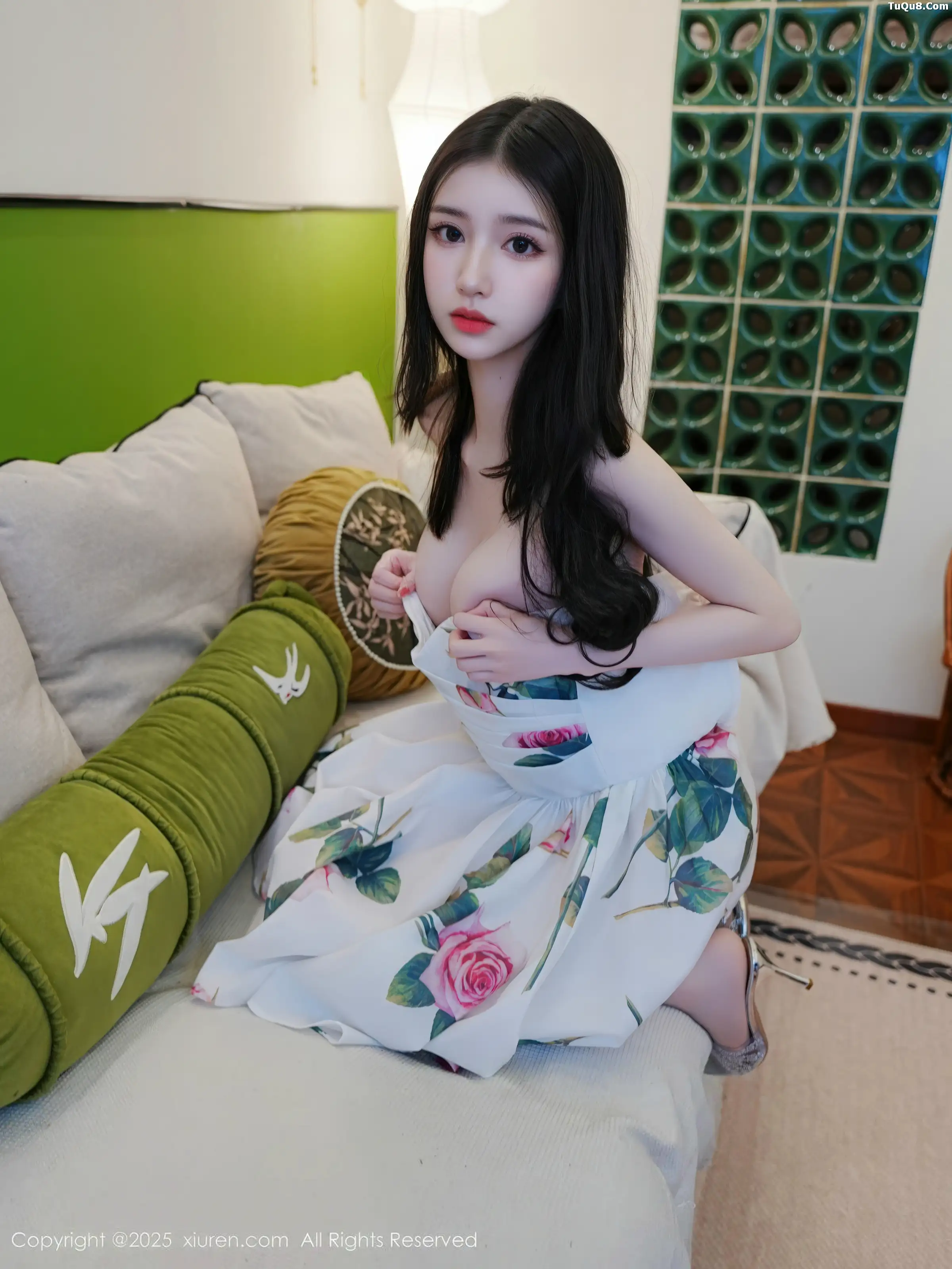 秀人集.com_[XiuRen秀人网]No.11051_模特白小蝶性感浅色连衣短裙配超薄肉丝秀完美曲线迷人诱惑写真72P