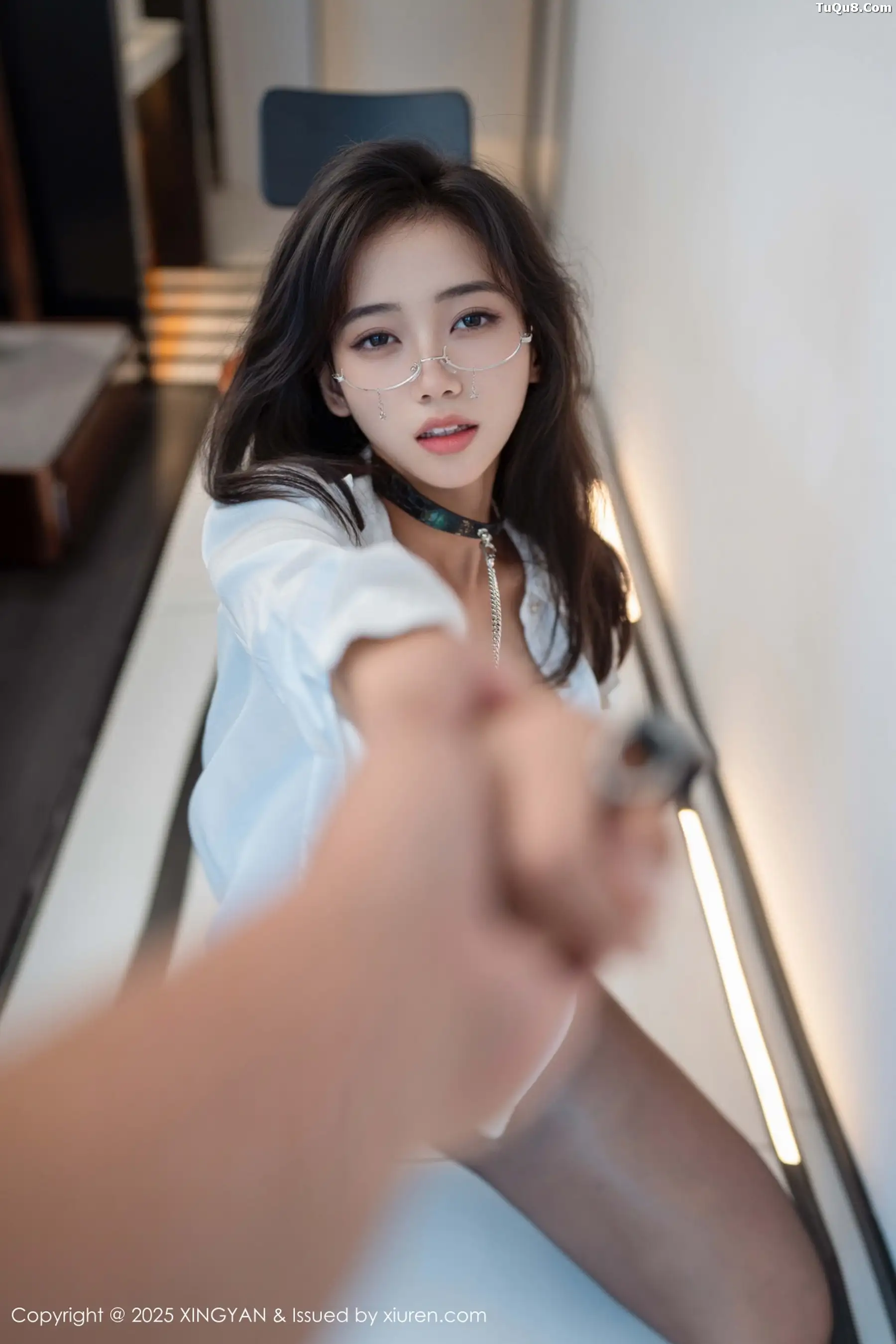 秀人集.com_[XINGYAN星颜社]VOL.439_模特时安安性感白衬衫配黑短裙露超薄黑丝秀柔美身材诱惑写真80P